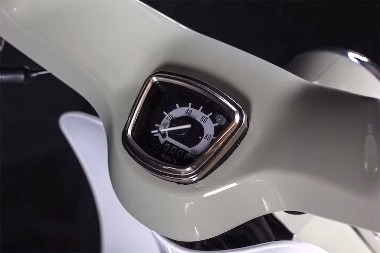 Ngay cả cụm đồng hồ của Honda Cub C100 hàng nhái cũng được Lifan làm giống chính xác với chỉ duy nhất một đồng hồ báo tốc độ, kèm theo một đèn nhỏ chỉ nhấp nháy khi mức xăng trong bình sắp cạn hết.