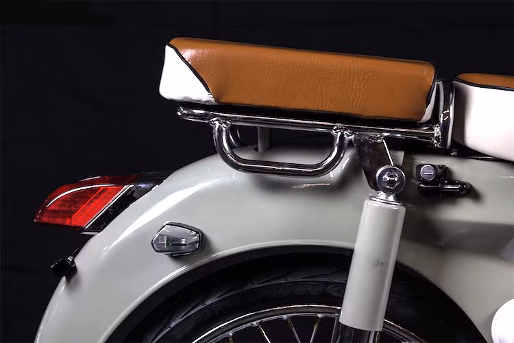 Ở phía sau, chiếc xe cũng đã có cải tiến so với Super Cub C100 là baga có tích hợp tay xách, ở phía trên là một đệm vuông dành cho người ngồi phía sau. Ngoài ra, đèn hậu của chiếc xe cũng đã có thiết kế hiện đại hơn và hoàn toàn khác biệt so với Cub C100.