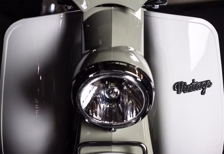 Trên Vintage, Lifan đã "nhái" 99,9% thiết kế phần đầu đặc trưng của chiếc Cub C100 với giảm xóc "giò gà" tích hợp đèn pha và lỗ thoát còi, ghi-đông với 2 đèn xi-nhan cùng phần yếm xe. Tuy nhiên, bản nhái này cũng có một số điểm cải tiến mới như baga nằm trên dè trước, logo Vintage nổi trên cánh yếm và chóa đèn pha trong suốt.