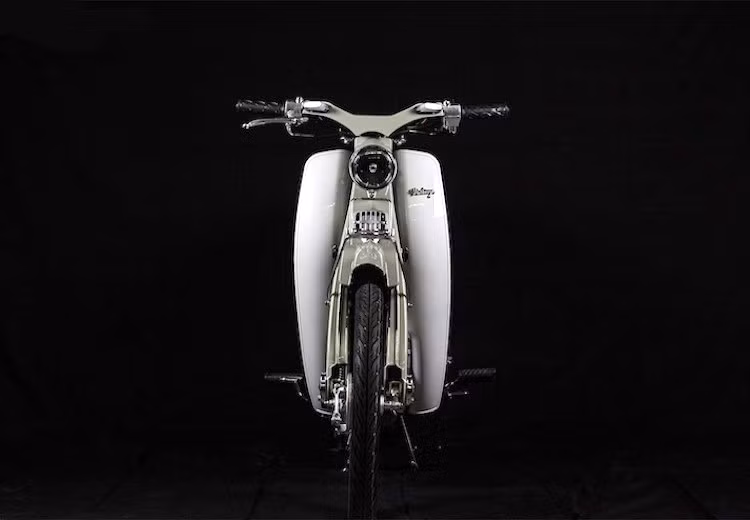 Trước nhu cầu của nhiều người chơi dành cho những chiếc Super Cub C100 cổ điển, hãng xe máy Trung Quốc khá nổi tiếng là Lifan đã sản xuất một "bản nhái" của mẫu xe này với tên gọi Vintage. Hiện Lifan Vintage đang được bán chủ yếu ở thị trường Thái Lan.