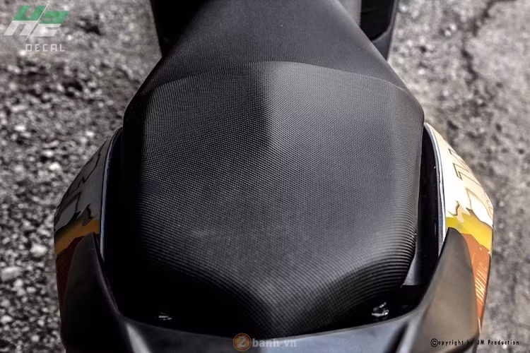 Vì thiết kế yên xe của Honda thích hợp với mục đích sử dụng hàng ngày nên chủ xe tăng cường thêm cục gù yên xe - giúp giữ chặt phía sau người khi núp gió.