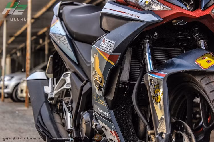 Dàn tem đấu được ghép từ nhiều mảng khác nhau, sử dụng chất liệu Decal Chrome. Sau khi hoàn thành được phủ thêm 1 lớp nhám thể thao.