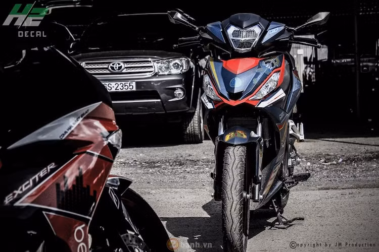 Nguyên bản chiếc Winner nguyên bản có màu xanh nhớt dạng nhám phối với đỏ. Dựa trên nền sơn này, bộ tem đấu với logo Ohlins đã được dán lên các chi tiết của xe.