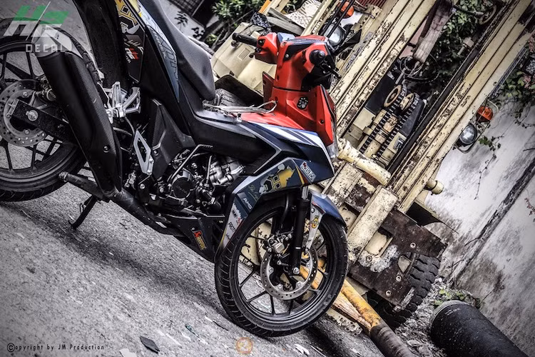 Tuy rằng thiết kế của Honda đưa ra gần như là hoàn hảo, nhưng với những người mê xe, bao nhiêu đó vẫn là chưa đủ. Chủ xe của chiếc Winner dưới đây đã tiến hành "lột xác" Winner theo phong cách mới bằng cách dán tem trùm toàn thân xe với thiết kế "thửa riêng.