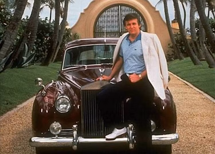 Với tổng tài sản lên tới 4 tỷ USD, bộ sưu tập siêu xe của Donald Trump - Tỷ phú kiêm ứng cử viên Tổng thống Mỹ cũng "hoành tráng" hơn rất nhiều so với những vị tổng thống khác. Tuy nhiên, chiếc xe cổ nhất và được ông yêu quý nhất là một chiếc Rolls-Royce Silver Cloud đời 1956. Đây là một trong những dòng xe được Trump sở hữu đầu tiên, và ông thích nó đến nỗi sau này đã đặt hàng Rolls-Royce làm một chiếc y hệt.