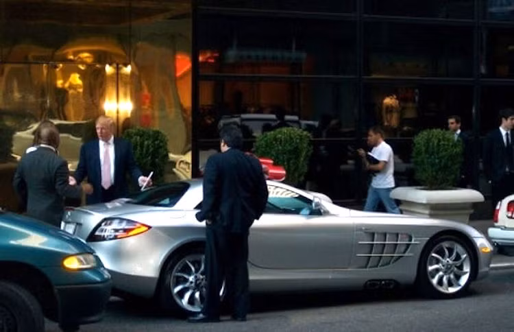 Khi được tung ra vào năm 2003, SLR McLaren đã lần đầu tiên đánh dấu sự trở lại của Mercedes trong cuộc chơi siêu xe, kể từ chiếc 300SL từ thập niên 50. Vào thời điểm này, một chiếc SLR McLaren đã có giá lên tới 455.000 USD nhưng Donald Trump đã dễ dàng mua một chiếc và được giao xe tại Trump Tower năm 2015.