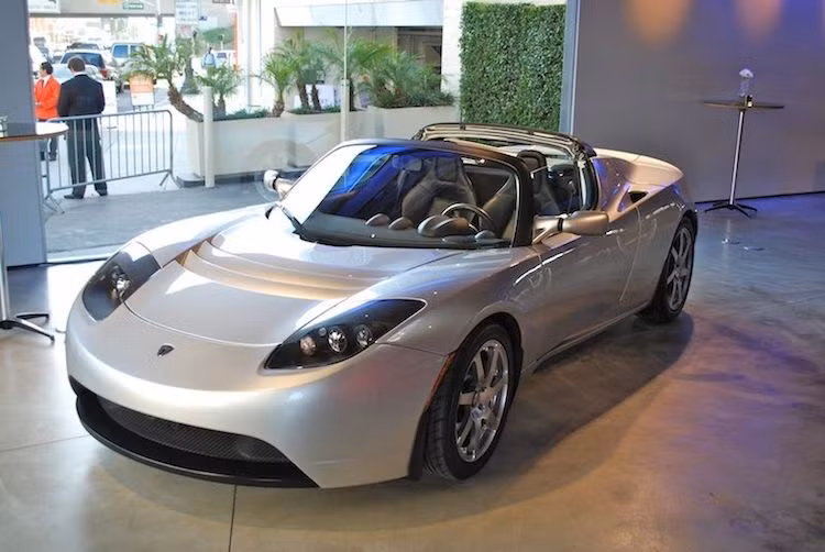 Trump cũng sở hữu chiếc xe thể thao chạy điện sản xuất hàng loạt đầu tiên là Tesla Roadster với tùy chọn hệ thống đỗ xe và định vị bán tự động. Hiện vẫn chưa rõ chiếc Roadster của Trump thuộc đời nào, nhưng chắc chắn các ghế ngồi của nó khiến khổ người cao tới 1,89 mét của ông cảm thấy không thoải mái.