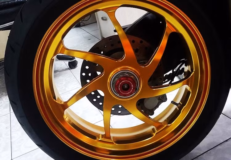 Ở phía sau, chụp cốt bánh Evotech giúp cố định chiếc mâm Marchesini Genesi được mạ màu vàng độc đáo và "sang chảnh", thiết kế riêng cho 1199S gắn liền với bộ gắp đơn nguyên bản của xe.