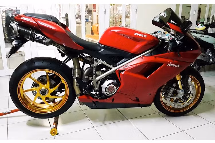"Trái tim" của Ducati 1198S là khối động cơ L-Twin Desmodromic với góc nghiên xi-lanh 90 độ, đạt công suất tối đa lên tới 170 mã lực tại vòng tua máy 9.750 vòng/phút. Momen xoắn cực đại 131,4Nm tại vòng tua máy 8.000 vòng/phút. Kết hợp với trọng lượng khô chỉ 169 kg, chiếc xe thực sự là một "quả rocket" nằm giữa 2 chân người lái.