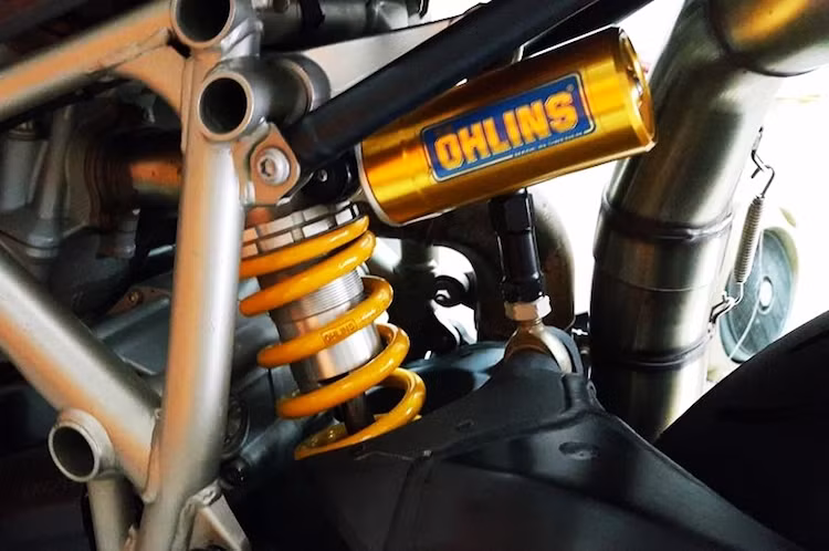 Hệ thống giảm xóc phía sau cũng là loại "hàng hiệu" của hãng Ohlins.