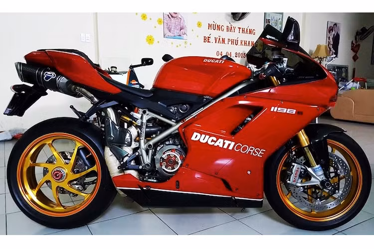 Cặp mâm Marchesini Genesi cũng là chi tiết quyết định, khiến cho chiếc 1198S này trở nên nổi bật hơn so với những "anh em" khác tại Việt Nam. Được biết, lần đầu tiên xuất hiện tại thị trường Việt Nam dưới dạng nhập khẩu không chính hãng mẫu xe này có giá hơn 1 tỷ đồng.