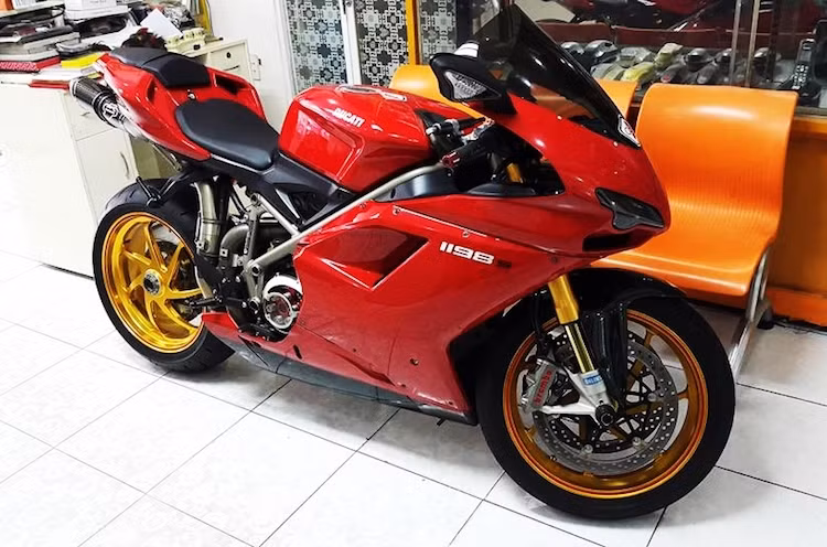 Được sản xuất từ năm 2009 tới 2011, siêu môtô Ducati 1199S là phiên bản superbike nâng cấp từ chiếc 1098S trước đó, vốn được đánh giá rất cao khi đã khắc phục hoàn toàn các nhược điểm của thế hệ 999 trước đó. Với kiểu dáng do nhà thiết kế Giandrea Fabbro "chắp bút", chiếc xe không chỉ nhanh mà còn đẹp, "sexy" và đậm chất Ducati.