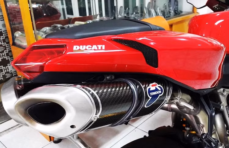 Những chiếc Ducati thường gắn liền với hình ảnh pô carbon của Termignoni, và chiếc 1198S này cũng không phải là ngoại lệ với cặp pô giấu dưới đuôi xe.