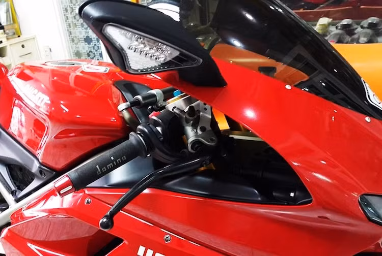 Nằm bên trên ghi-đông dạng clip-on của xe là cùm phanh dầu Brembo cùng bao tay Domino và gù CNC.