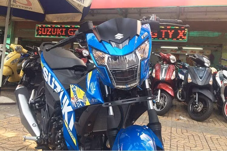 Tại Việt Nam hiện nay, một vài cửa hàng nhập khẩu xe tư nhân đã đưa phiên bản Satria FU150 về Việt Nam với giá lên tới gần 90 triệu đồng. Tuy nhiên khi được lắp ráp ở Việt Nam, Raider 150 FI mới hứa hẹn sẽ có mức giá khoảng dưới 50 triệu đồng để cạnh tranh với Honda Winner 150 và Yamaha Exciter 150.