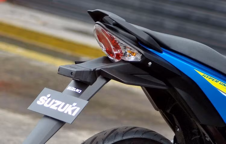 Yên xe cũng đã được thiết kế lại để đem lại cảm giác ngồi thoải mái hơn. Phần đuôi vuốt nhọn cũng hoàn toàn khác so với thế hệ hiện tại. Phiên bản Satria FU150 mới được bán ở Indonesia có đèn xi-nhan được tích hợp vào hộp đèn hậu, tuy nhiên chi tiết này có thể được dời xuống dè chắn bùn sau như phiên bản Raider hiện tại ở Việt Nam.