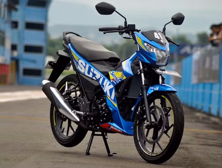 Được ra mắt lần đầu tại Indonesia vào đầu tháng 2 dưới tên gọi Satria FU150, Raider 150 FI mới sở hữu thiết kế góc cạnh, sắc sảo và cá tính hơn nhiều so với phiên bản hiện nay. Phần đầu của xe có đèn pha được tạo hình như mũ sắt của các chiến binh Trung Cổ, phía trên là dải đèn LED định vị hoàn toàn mới.