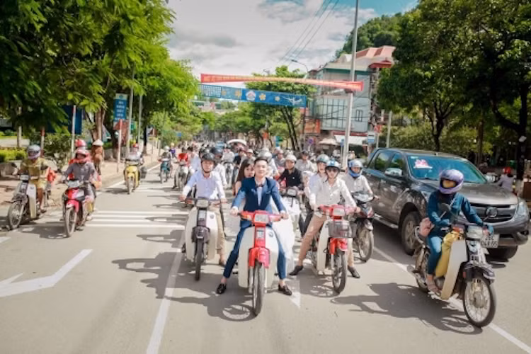 Bộ ảnh này đã được thực hiện với sự trợ giúp của các thành viên CLB Dream II Sơn La. Họ đã cùng góp mặt với 30 chiếc Dream để cô dâu và chú rể có được những bức ảnh trước dàn xe "xếp lốp" hay diễu hành ngay hàng thẳng lối trên đường.