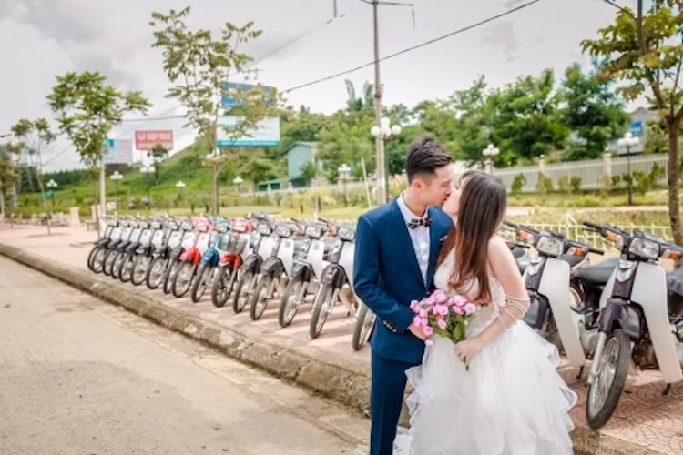 Theo chú rể, điều kiện trong ngày chụp ảnh cưới cực kỳ khó khăn khi thời tiết quá nóng nực cùng lượng người chơi Dream đông khiến người chụp ảnh rất khó để có thể sắp xếp và điều hành để có thể cho ra những tấm hình độc đáo và ý nghĩa.