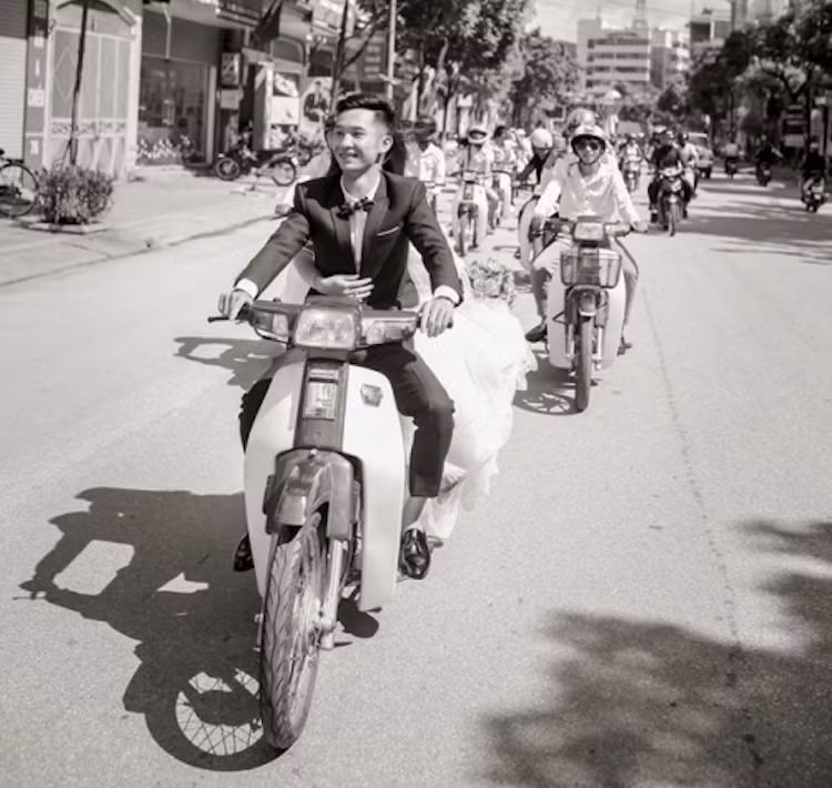 Tuy nhiên nhờ có sự hỗ trợ nhiệt tình của tất cả các thành viên CLB Dream II Sơn La và ê kíp chụp ảnh nên bộ ảnh cưới với Honda Dream của cặp đôi Tuấn Hiếu - Huyền Trang đã hoàn thành với chất lượng cao.