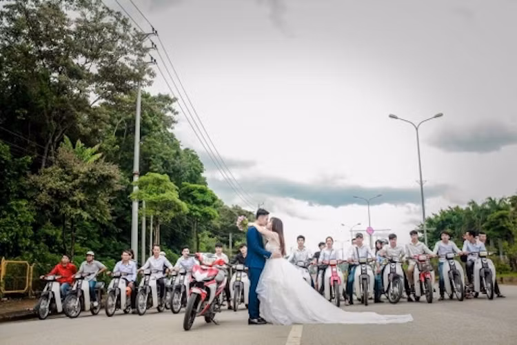 Dù là một dòng xe đã ra mắt từ rất lâu nhưng Honda Dream tới nay vẫn còn được rất nhiều người Việt ưa chuộng. Không chỉ có những người trung niên, chiếc Dream còn thu hút được một lượng lớn những thanh niên trẻ tuổi chơi.