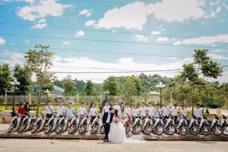 Vừa qua, bộ ảnh cưới của một cặp đôi 9X với sự xuất hiện của dàn "xế nổ" Honda Dream II có số lượng lên tới 30 chiếc tại Sơn La được chia sẻ trên mạng xã hội Facebook đã khiến những người chơi xe không khỏi bất ngờ và thích thú.