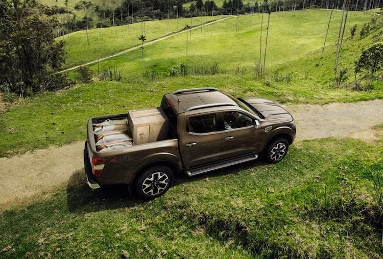 Renault Alaskan sẽ được bán đầu tiên ở Columbia, các nước Nam Mỹ và sau đó là châu Phi cùng châu Âu. Mẫu xe bán tải này sẽ được sản xuất tại 3 nhà máy ở Mexico, Tây Ban Nha và Argentina.