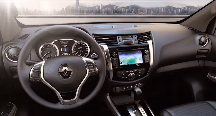 Ở bên trong nội thất của Alaskan cũng giống y hệt như Navara, chỉ khác ở vô-lăng và một số chi tiết nhỏ. Nằm giữa bảng đồng hồ là một màn hình hiển thị đa thông tin 5 inch, trong khi trên bảng điều khiển trung tâm là hệ thống thông tin giải trí với màn hình 7 inch.