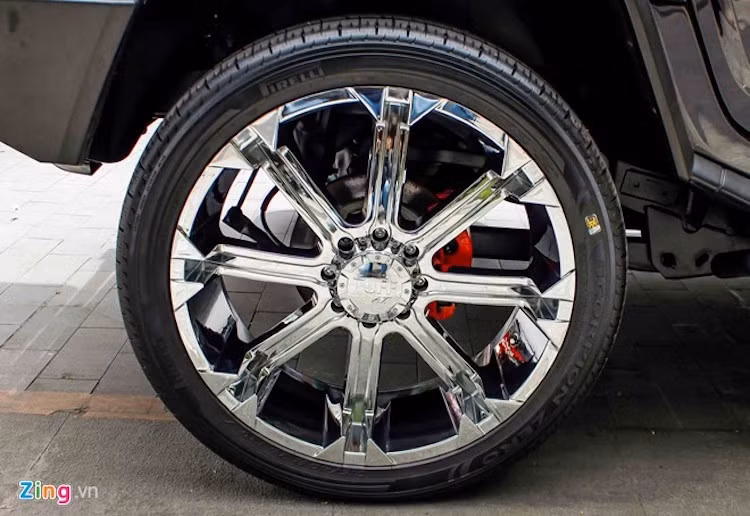 Xe được thay vành 24 inch hiệu TUFF, mạ chrome, kết hợp cùng lốp sau quá khổ do Pirelli sản xuất. Xe nguyên bản sử dụng vành 20 inch.
