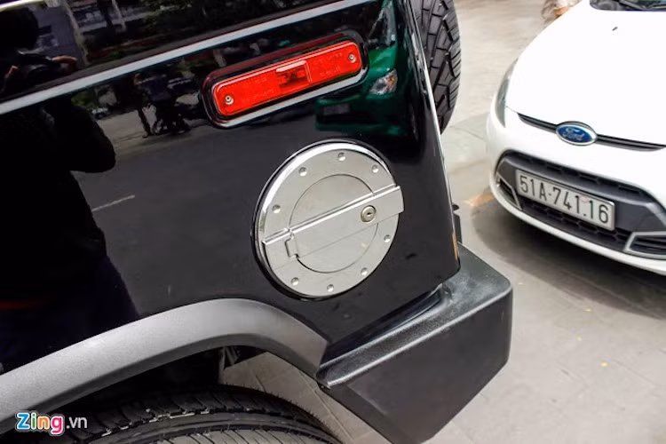 Hummer H2 nổi tiếng với mức tiêu hao nhiên liệu. Theo Car and Driver, xe tiêu tốn trung bình 26 lít/100 km.