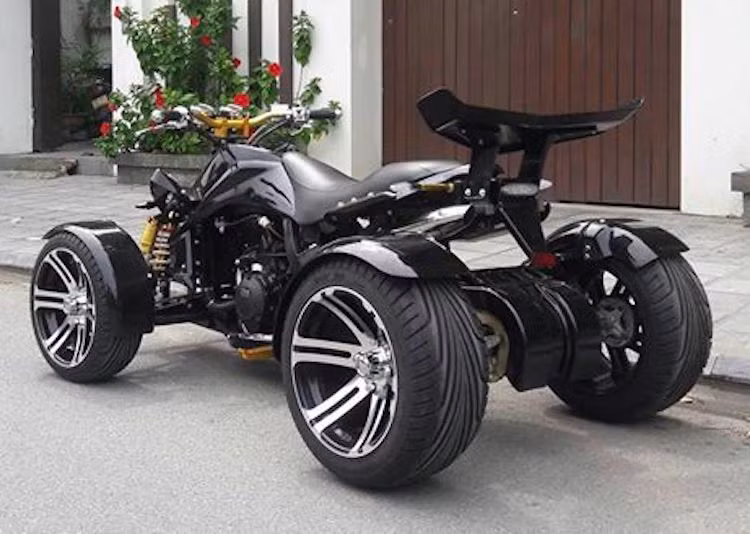 Ở phía sau, nhà sản xuất còn tích hợp cho chiếc xe một cánh đuôi lớn có tác dụng trang trí, khiến chiếc xe này càng trở nên "ngầu" và thể thao hơn, hấp dẫn một bộ phận người yêu xe mê "hàng độc".