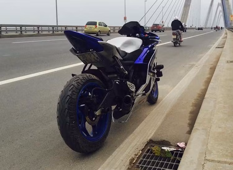 Ở phía sau, chiếc xe được kéo dài gắp để khiến dáng xe "trường" hơn và vào cua mượt hơn, kèm theo mâm Asio bản rộng 4,5 inch và lốp 150/60/17. Phần đuôi xe cũng được lấy từ R6 zin, kèm theo đèn hậu tích hợp xi-nhan. Một số món đồ chơi "lặt vặt" khác trên xe gồm bao tay Barracuda, gương gắn gù CGR...