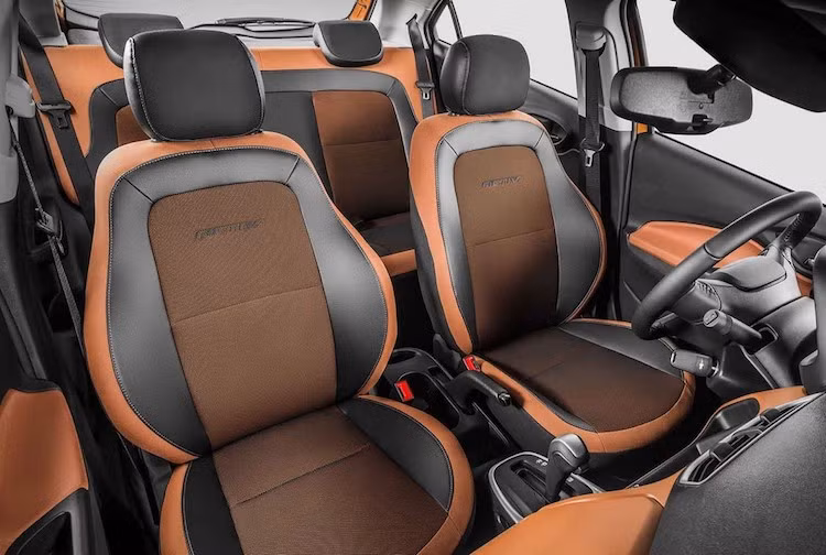 Giống như ngoại thất, nội thất của xe cũng được bọc trong 2 tông màu chính với các chất liệu da và vải kết hợp. Do có giá rẻ nên Onix Activ không được trang bị cửa gió điều hòa cho hàng ghế sau. Các trang bị an toàn tiêu chuẩn của Onix Activ gồm ABS, EBD, 2 túi khí cho hàng ghế trước, cảm biến đỗ xe.