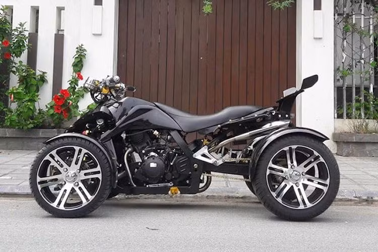 Xe có ngoại hình kết hợp giữa ATV và mẫu Can-am 3 bánh. Mẫu môtô này theo tìm hiểu thì thuộc nhà sản xuất xe máy Longcin tại Trung Quốc. Tuy nhiên nó lại có thiết kế khá bắt mắt với các mảng thân xe khí động học và 4 bánh to ngang ôtô, kèm theo mâm đúc 6 cánh thời trang.