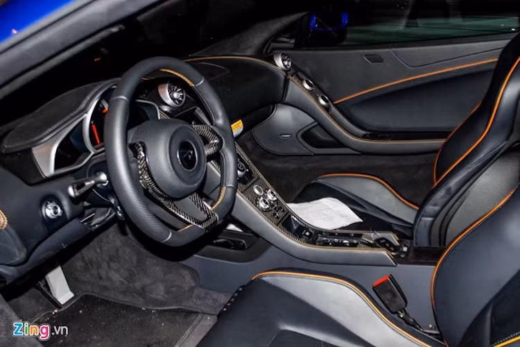 Khác với những chiếc 650S từng xuất hiện tại Việt Nam thường sử dụng da lộn, mẫu xe này dùng da đen với những diền màu cam nổi bật. Nội thất khá đơn giản là nét đặc trưng không thể nhầm lẫn trên xe McLaren.
