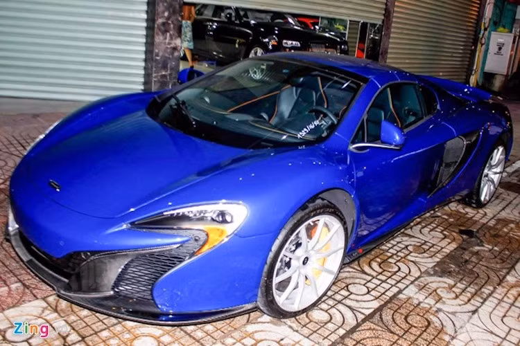 Lý do khiến nhiều đại gia Việt sở hữu McLaren 650S Spider bởi thiết kế mui xe đặc biệt. Chỉ với một nút bấm, chiếc coupe biến thành mui trần và ngược lại. Chủ xe có thể tùy ý sử dụng trong những điều kiện thời tiết khác nhau.
