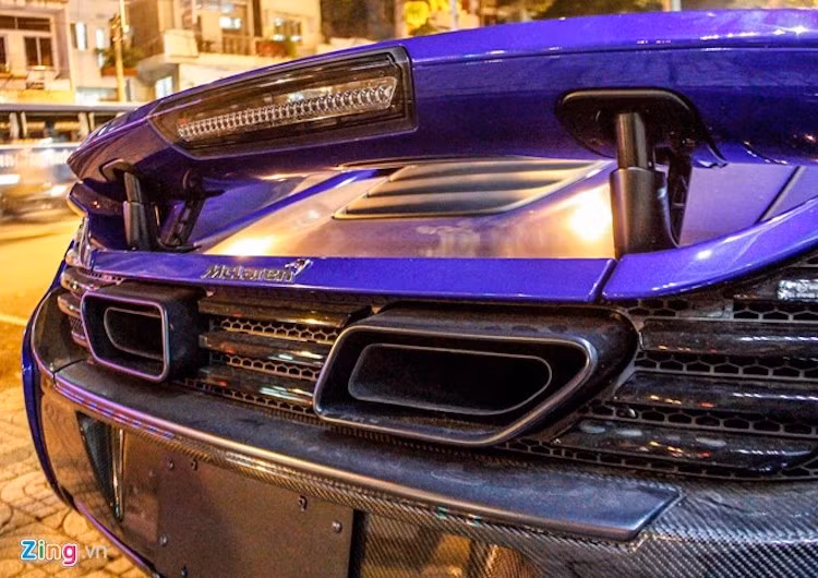 Cánh gió lớn phía sau được điều chỉnh bằng điện tử, sẽ tự động điều chỉnh góc phù hợp với tốc độ. Cánh gió trên McLaren có tác dụng như một chiếc phanh khí khi xe giảm tốc, đồng thời giữ đuôi xe ổn định khi tăng tốc.