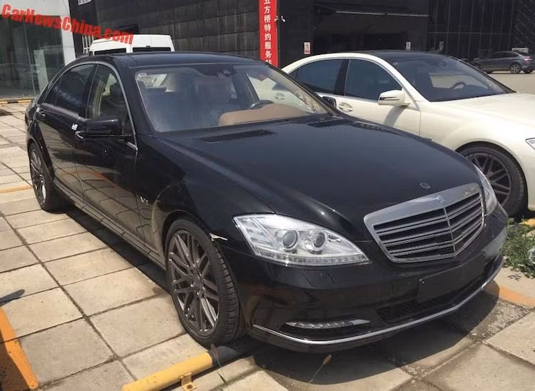 Với lô xe sang Brabus S-Class trị giá hàng chục triệu NDT không thể đăng ký và bán ra, nhiều khả năng chủ của đại lý xe này đã bị "vỡ nợ" và buộc phải bỏ trốn do không thể thanh lý được, khiến cho cả đại lý và những chiếc xe rơi vào tình trạng bỏ hoang.
