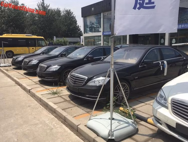 Trong dàn xe siêu sang, có tới 5 chiếc ở hàng đầu là phiên bản Brabus 50S 4M được trang bị động cơ V8 và một chiếc đỗ ngang ở phía sau thuộc phiên bản 60S với động cơ V12 cực mạnh, chỉ đứng sau những bản S-Class Rocket trong danh mục sản phẩm của Brabus. Khi được bán vào năm 2013, một chiếc Brabus 50S 4M được bán với giá 2,35 triệu NDT (tương đương 350.000 USD), trong khi bản 60S có giá 2,29 triệu NDT vào năm 2011 (340.000 USD).