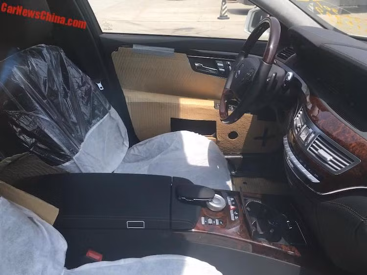 Cụ thể hơn, hãng độ cần phải mua chiếc xe từ nhà sản xuất chính thức (trong trường hợp này là Brabus mua xe từ Mercedes), sau đó độ lại và đăng ký nó với một số VIN hoàn toàn mới. Với cách làm này, dù chiếc xe đã được "độ hết bài" thì nó vẫn có thể được nhập và đăng ký một cách hoàn toàn hợp pháp tại Trung Quốc khi hải quan chỉ kiểm tra số VIN mới thay vì số VIN nguyên bản của xe.