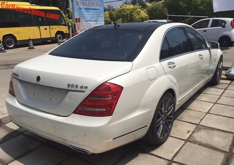 Có lẽ đây chính là lý do khiến những chiếc Brabus S-Class này bị "bỏ không" tại đại lý này khi người nhập chúng về không thể bán được do không được đăng ký. Mặc dù vậy, một "lỗ hổng" trong luật cũng có thể giúp các loại xe độ này được đăng ký, nhưng nó lại phải được thực hiện từ phía hãng độ.