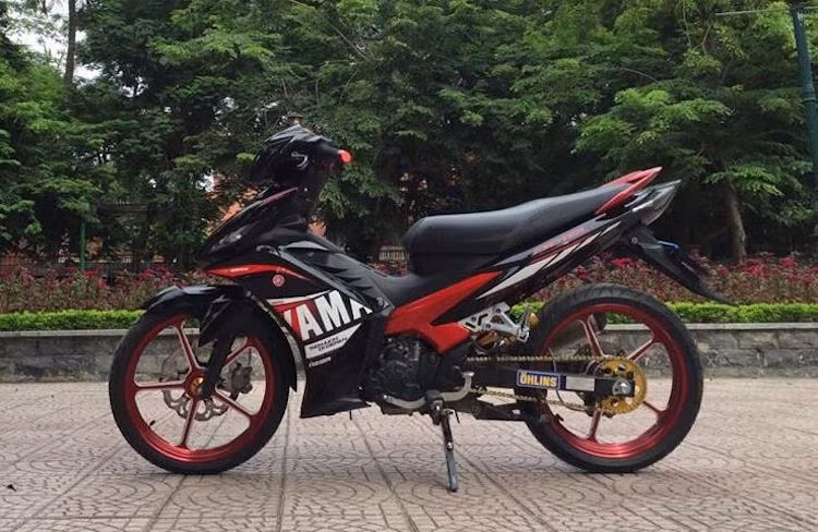 Thân xe nguyên bản của Exciter 135 được chủ xe hoàn toàn giữ nguyên thiết kế, sau đó phối với 2 màu sơn đem đỏ cùng tem đấu phong cách Speed Block của Yamaha. Cách phối màu này đã từng được Yamaha sử dụng rất nhiều trên các mẫu xe từ khoảng 12 năm trước, từ R1 tới các dòng xe ga như Mio Maximo hay Nouvo RC.