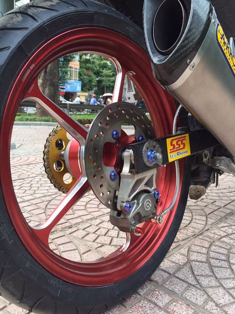 Ở phía sau, chiếc xe cũng sở hữu heo Brembo 2 pis đối xứng từ Ducati 1199, pát bắt ngược và dây dầu Galfer, dù vẫn sử dụng đĩa nguyên bản của Exciter. Ngay bên cạnh là cây pô Arrow đem tới âm thanh trầm ấm.