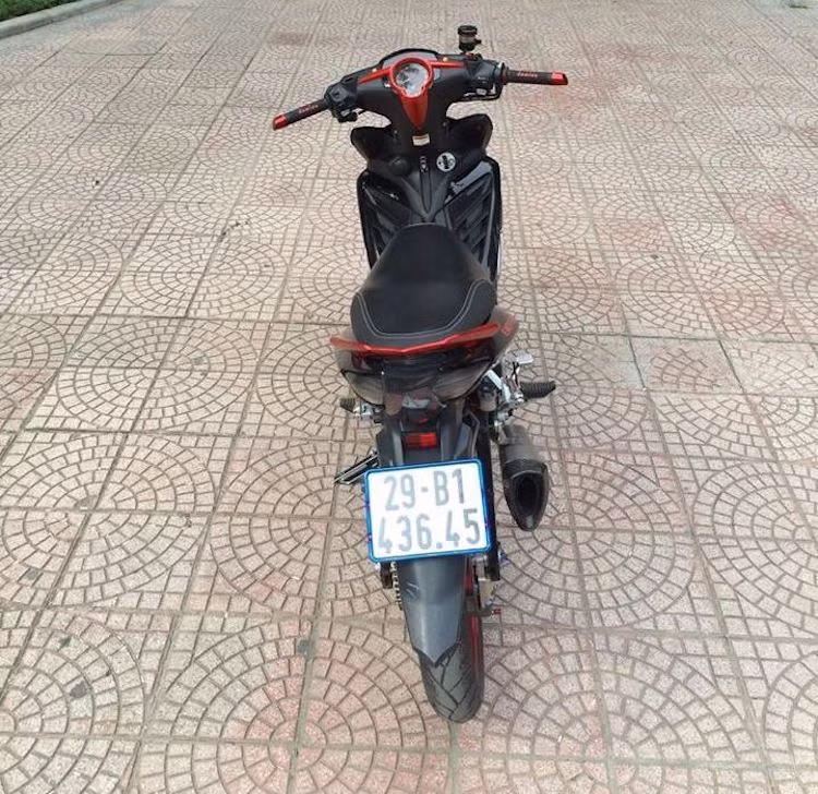 Chiếc Yamaha Exciter 135 đời cũ sau khi được một biker tại Hà Nội trang bị hàng loạt đồ chơi "hàng tuyển" đã có vẻ đẹp hấp dẫn mà không bị mất đi sức lôi cuốn của chiếc xe nguyên bản.