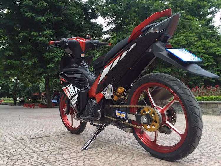 Những chi tiết nhỏ trên xe giúp kết thúc bản Exciter 135 độ này bao gồm phuộc Ohlins monoshock, chân chống CNC của Koso và bộ NSD của SSS.