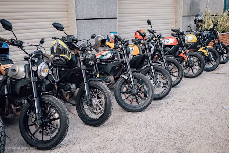 Tham gia vào đoàn rước dâu là hàng chục chiếc Ducati Scrambler thuộc đủ các phiên bản như Icon, Urban Enduro hay Full Throttle và nhiều màu sắc khác nhau.