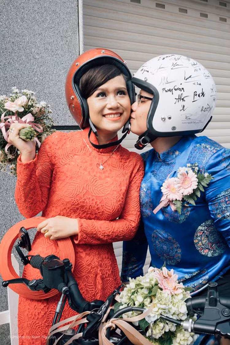 Khoảnh khắc hạnh phúc của cặp "uyên ương" trong ngày cưới với sự tham gia của những chiếc Ducati Scrambler.