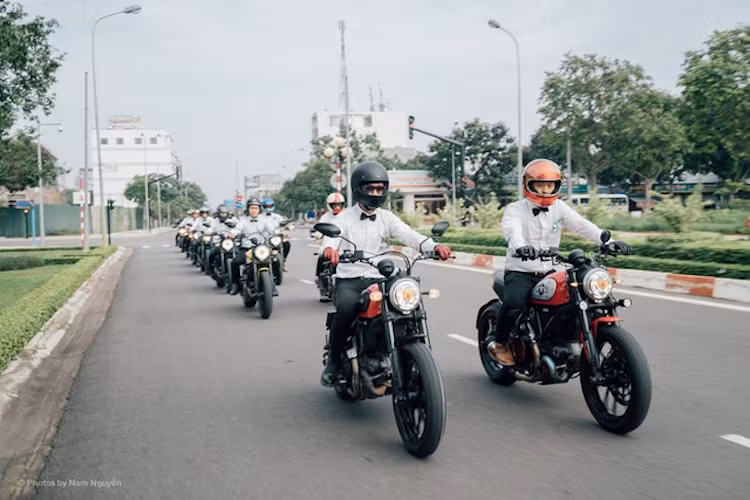 Dưới sự dẫn đoàn của chú rể, đoàn xe Ducati Scrambler đã lần lượt đi qua các con phố tại Bà Rịa - Vũng Tàu để đến nhà cô dâu trong sự trật tự. Các thành viên luôn cố gắng giữ hàng hai và tuân thủ đúng luật giao thông.