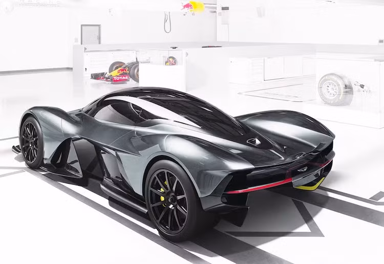 Kiểu dáng đầy tính "viễn tưởng" của chiếc xe đã đạt được do Newey và Reichman đã thiết kế chiếc xe từ những trang giấy trắng, không sử dụng bất kỳ nền tảng chassis hay động cơ từ mẫu xe nào. Trong khi đó đối thủ McLaren P1 có chassis và động cơ giống chiếc MP4-12C thấp hơn và 918 Spyder sử dụng chassis phát triển từ Carrera GT.