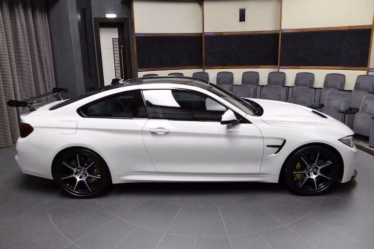 Một số chi tiết khác của xe cũng được nâng cấp như hệ thống lái cơ-điện tử, vi sai chủ động Active M, các chế độ lái mới... Với những nâng cấp mới, M4 GTS có thể đạt 0-100 km/h trong 3,8 giây và hoàn thành một vòng đường đua Nurburgring trong 7 phút 28 giây - nhanh hơn gần 30 so với M4 thường.